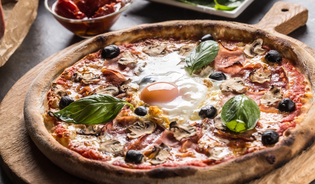 Пицца с ветчиной, грибами, оливками и яичницей 