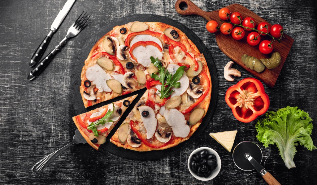 Пицца с перцем, мясом и грибами на столе