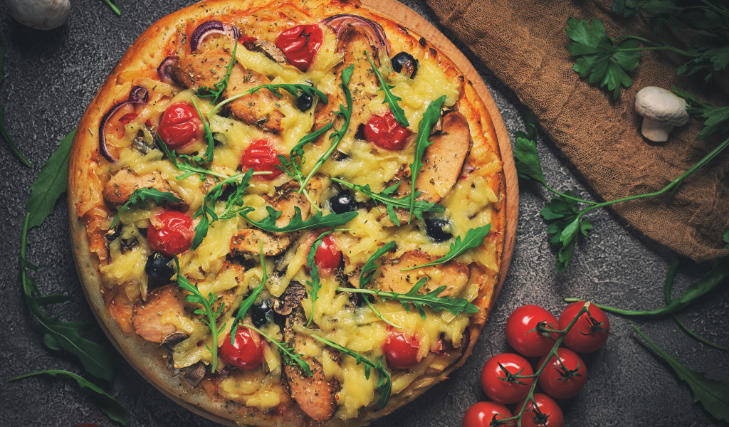 Пицца с томатами, сыром, мясом и зеленью рукколы 