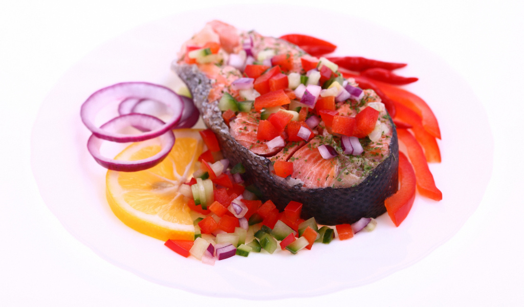 Кусок красной рыбы с овощами на белом фоне
