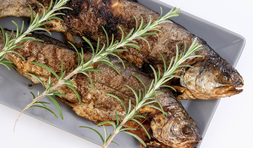 Запеченная рыба с розмарином в противне