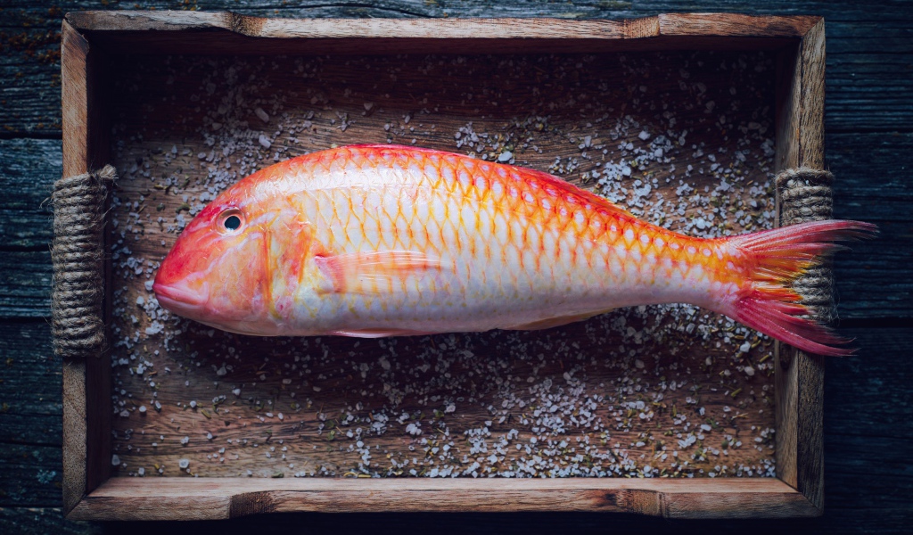 Рыба в деревянном ящике со специями 