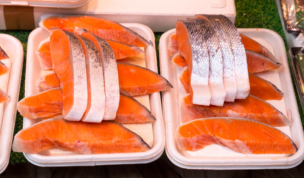 Филе свежей форели в лотках