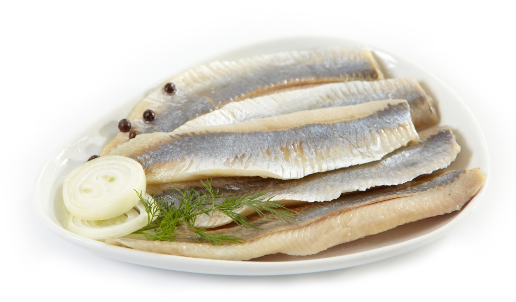 Филе сельди на белом фоне с репчатым луком