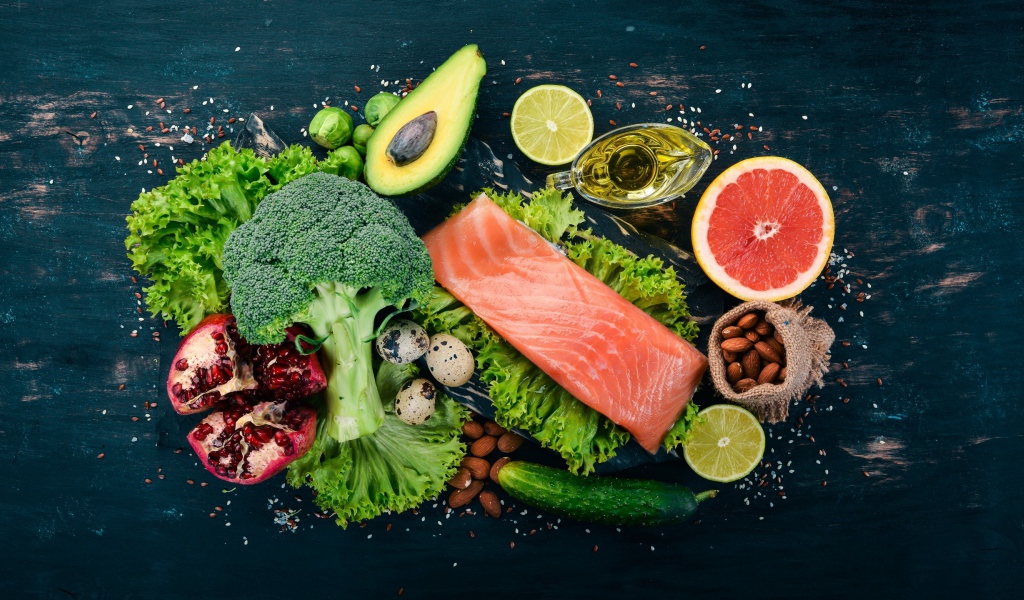 Красная рыба на столе с овощами и фруктами 