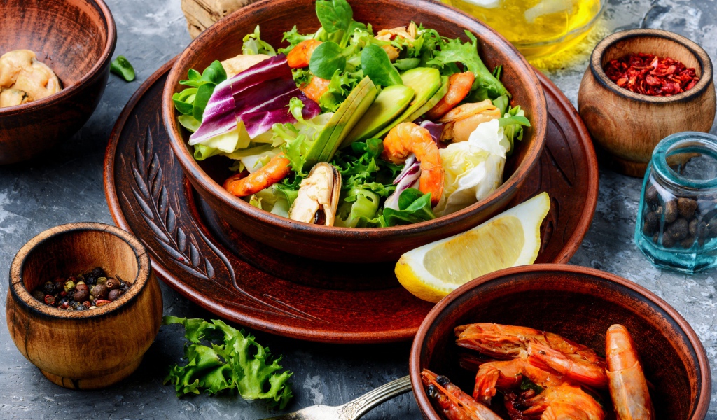 Салат с морепродуктами стоит на столе со специями