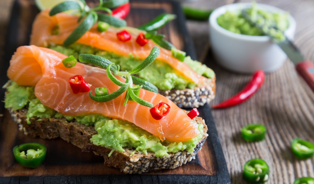 Бутерброды с пастой и красной рыбой 