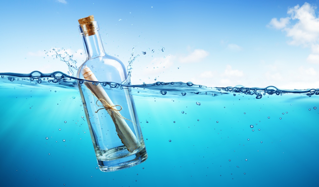 Бутылка с посланием плавает в море