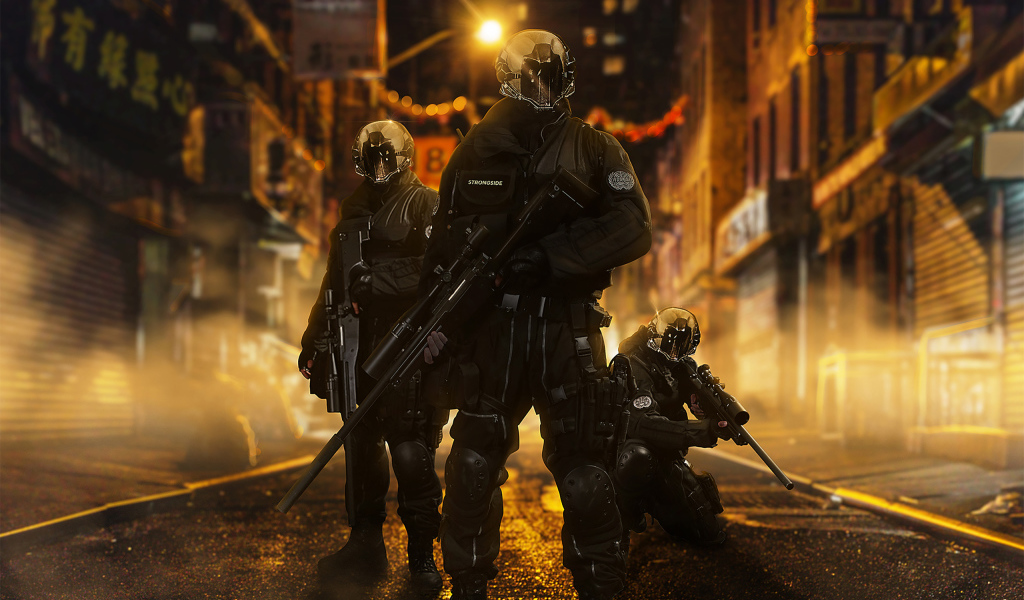 Солдаты с оружием на улице города 