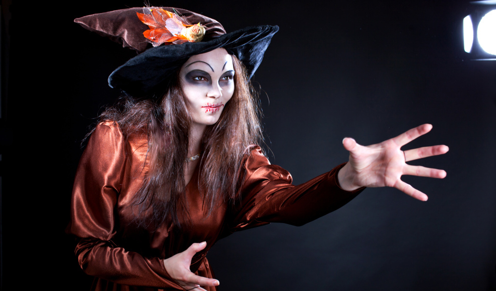 Девушка в костюме ведьмы на праздник Хэллоуин 
