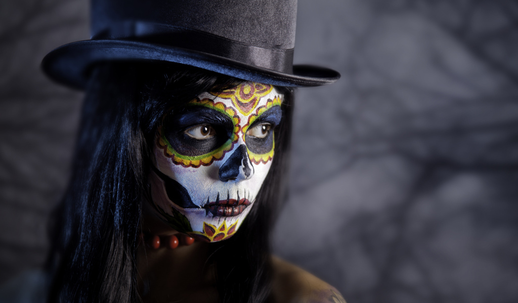 Девушка в цилиндре с гримом на Хэллоуин 