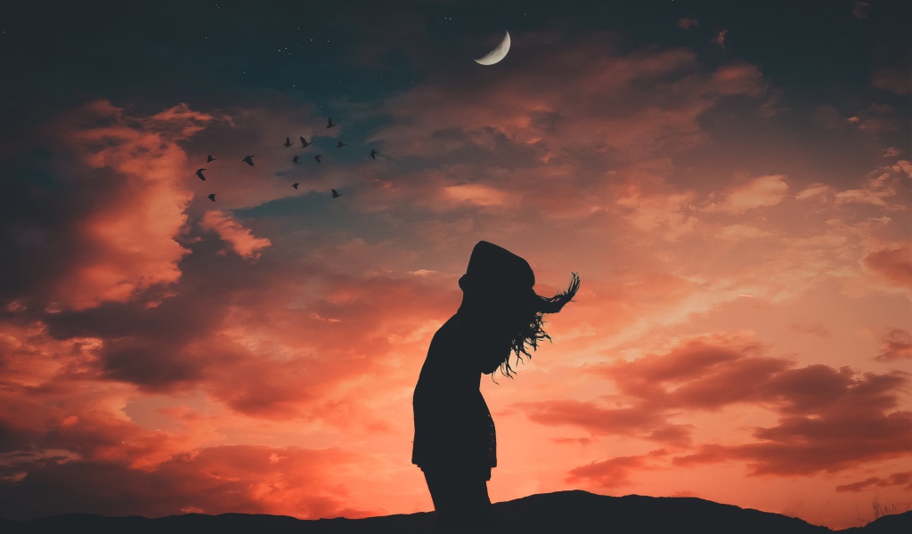 Силуэт  девушки на фоне неба 