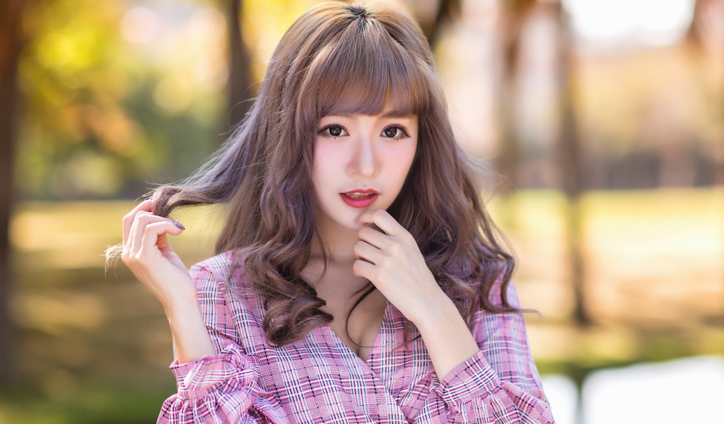 Девушка азиатка в рубашке с русыми волосами