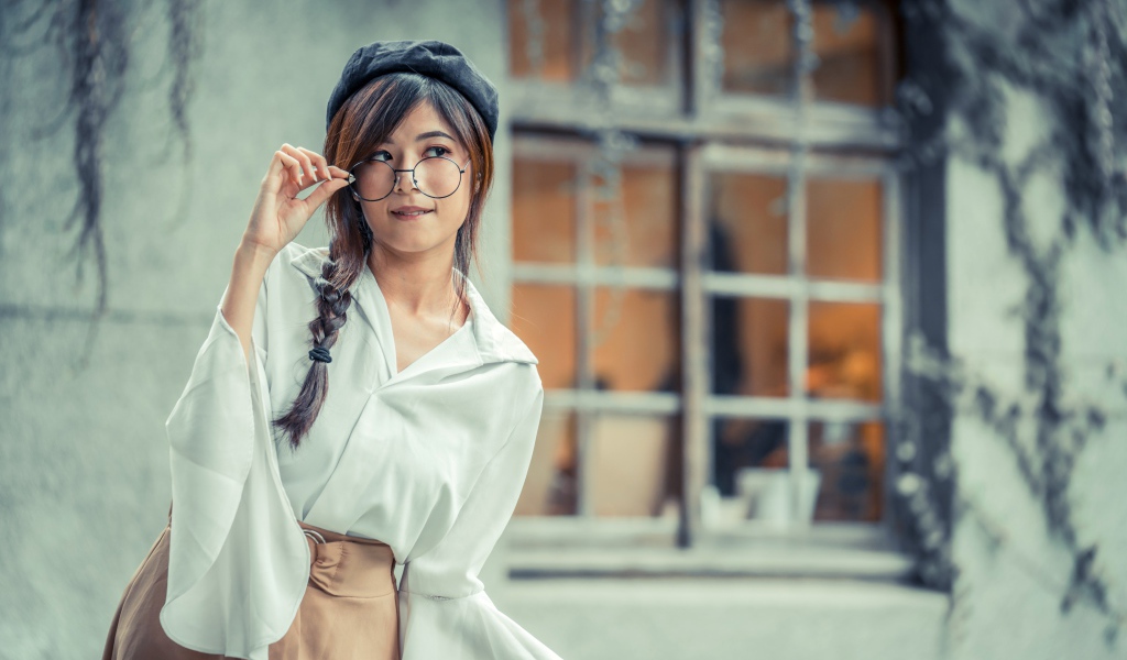 Девушка азиатка в берете и очках 