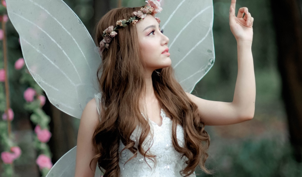 Девушка азиатка в костюме эльфа