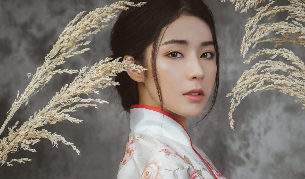 Девушка азиатка в кимоно на фоне с колосьями