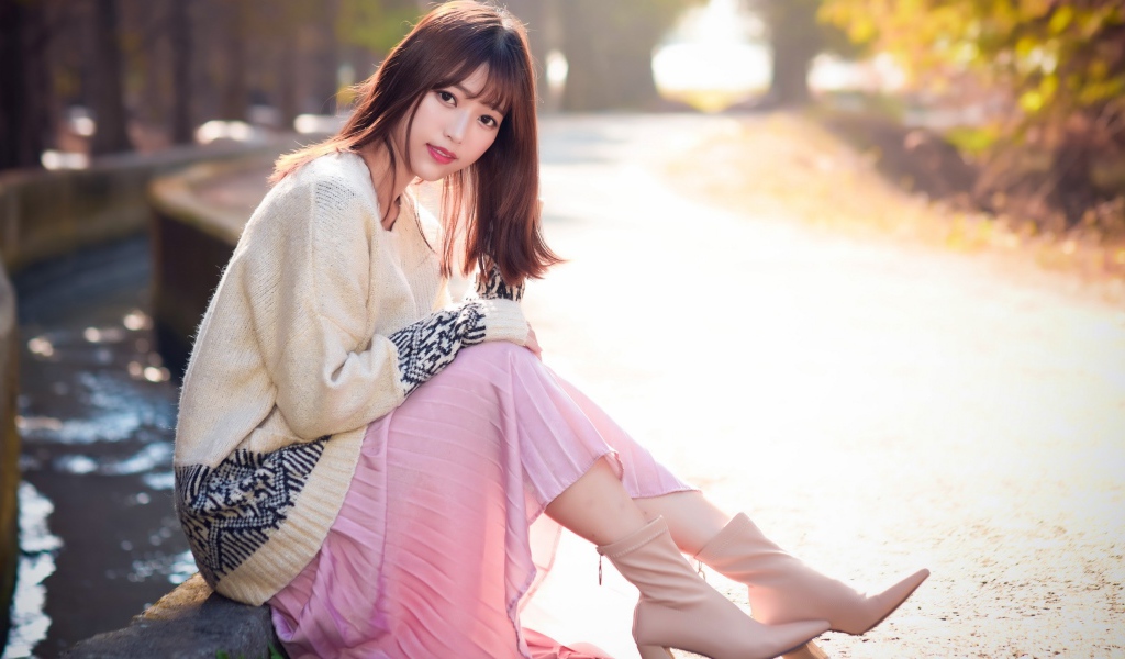 Девушка азиатка сидит на земле 