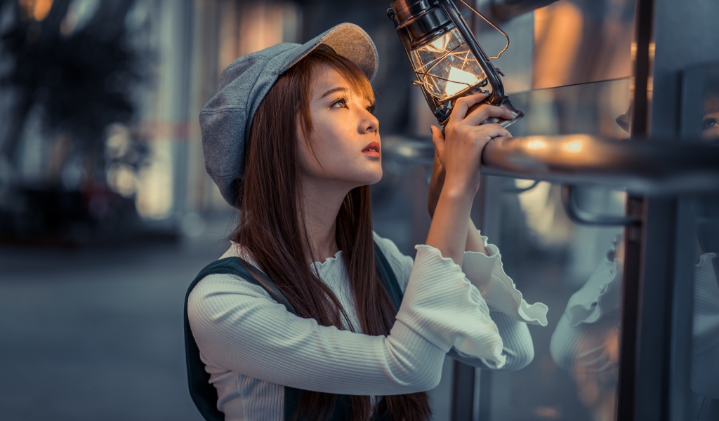 Девушка азиатка с фонарем в руках