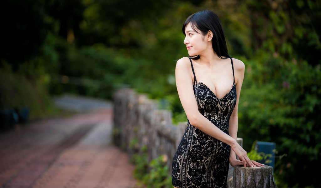 Красивая девушка азиатка в коротком платье 