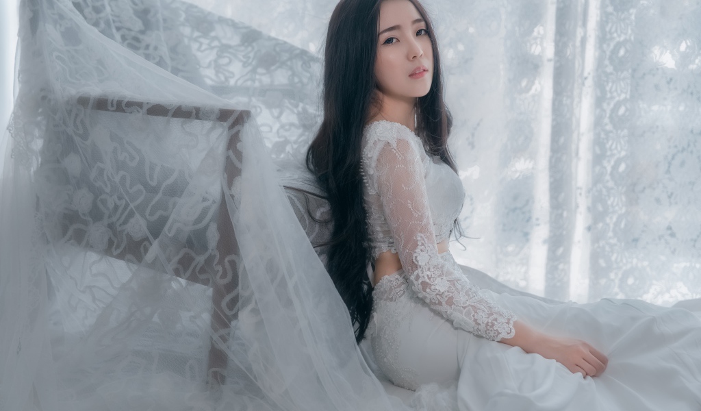Красивая девушка азиатка в белом свадебном платье 