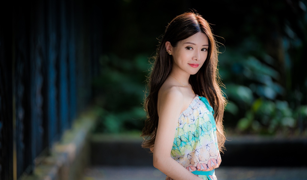 Красивая девушка азиатка с милой улыбкой