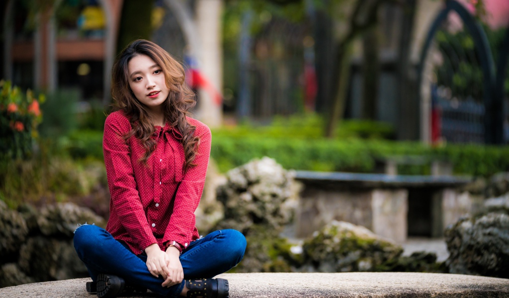 Красивая азиатка в красной рубашке