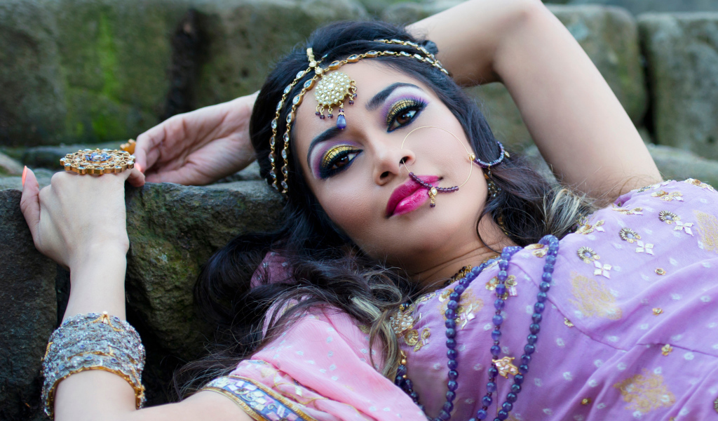 Красивая индийская девушка в сари и украшениях