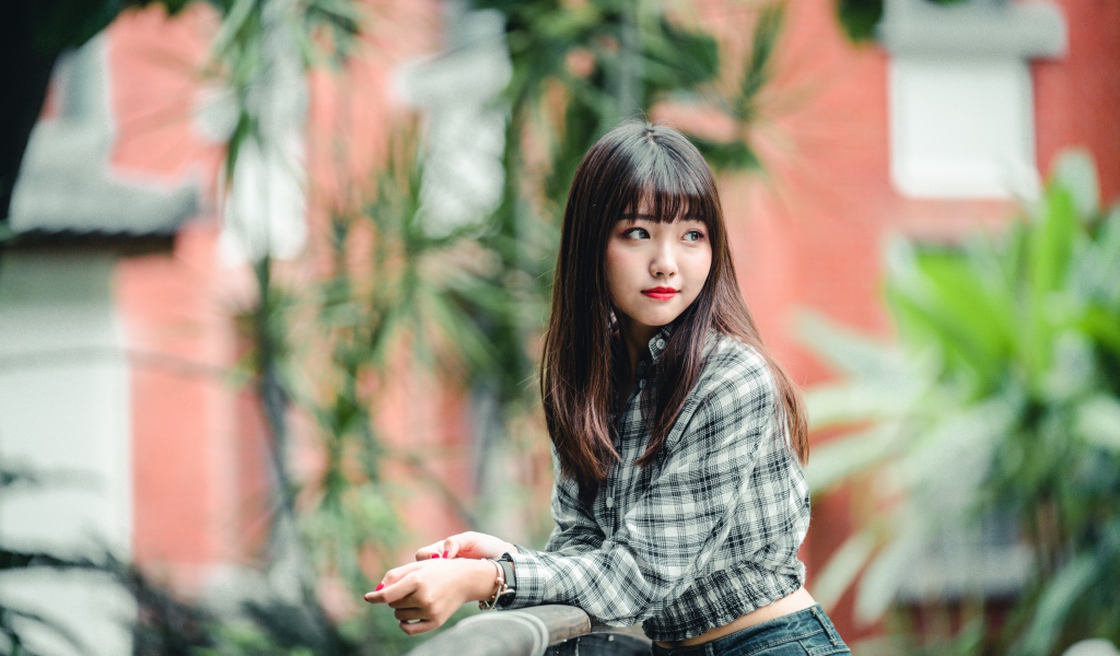 Красивая девушка азиатка с красными губами