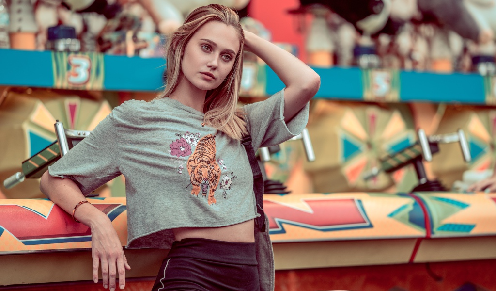 Красивая блондинка с рукой в волосах 