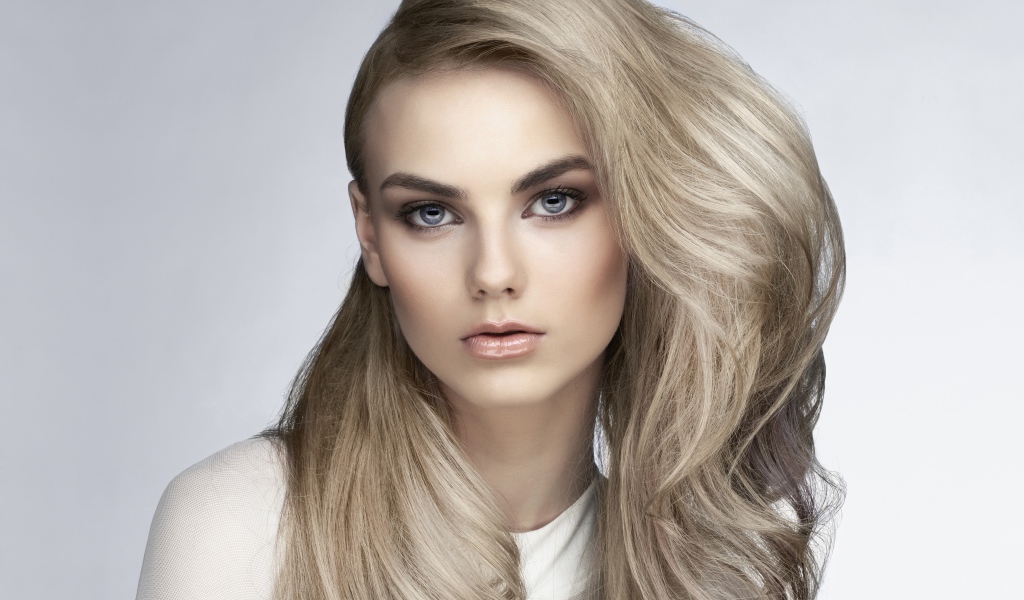 Красивая голубоглазая блондинка с пышными волосами