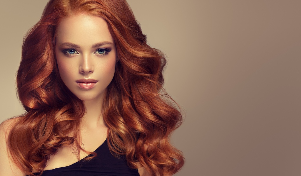 Красивая голубоглазая девушка с длинными рыжими волосами