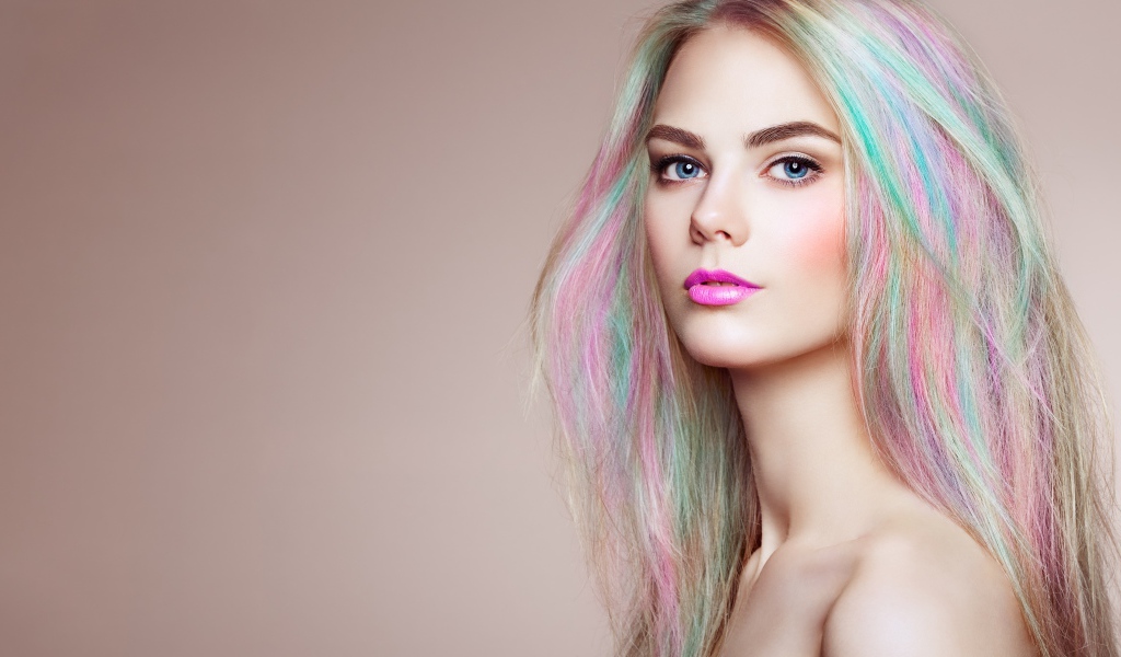 Красивая голубоглазая девушка с разноцветными волосами на сером фоне