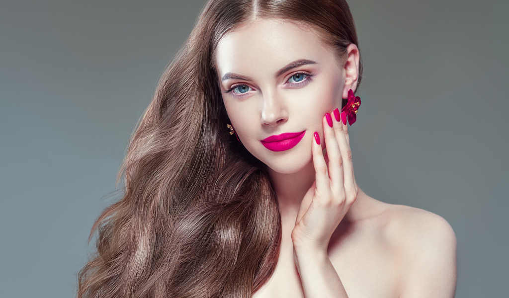 Красивая голубоглазая длинноволосая девушка с ярким макияжем 