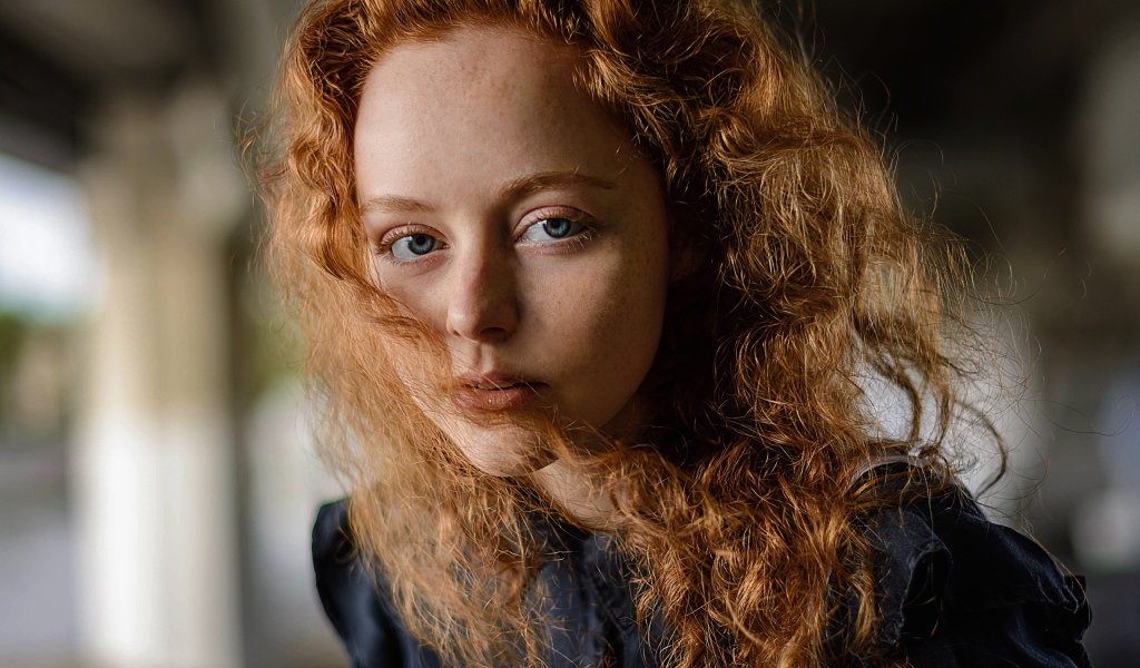 Красивая голубоглазая рыжеволосая девушка