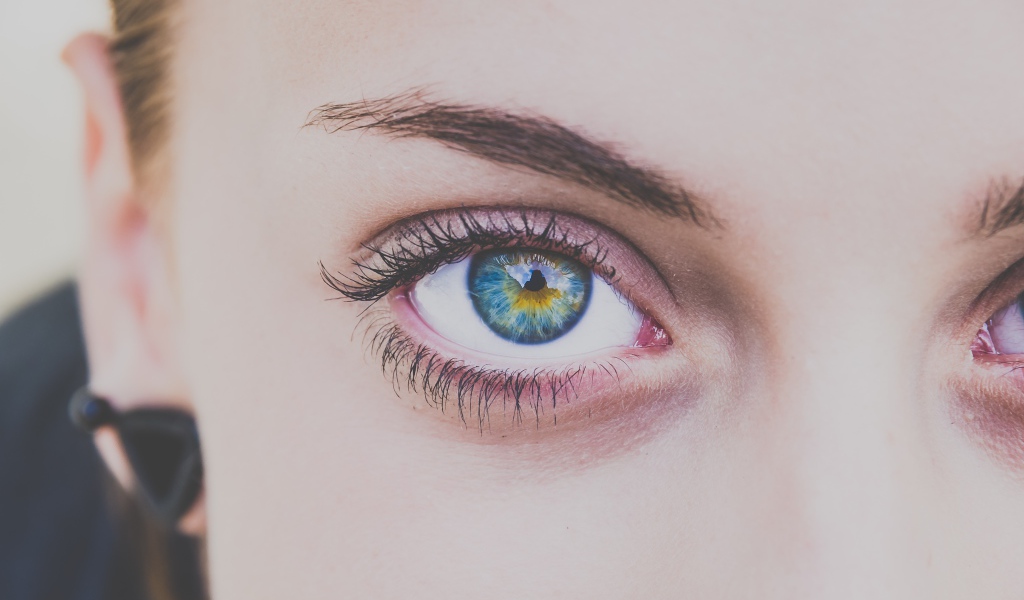 Красивый голубой глаз молодой девушки крупным планом