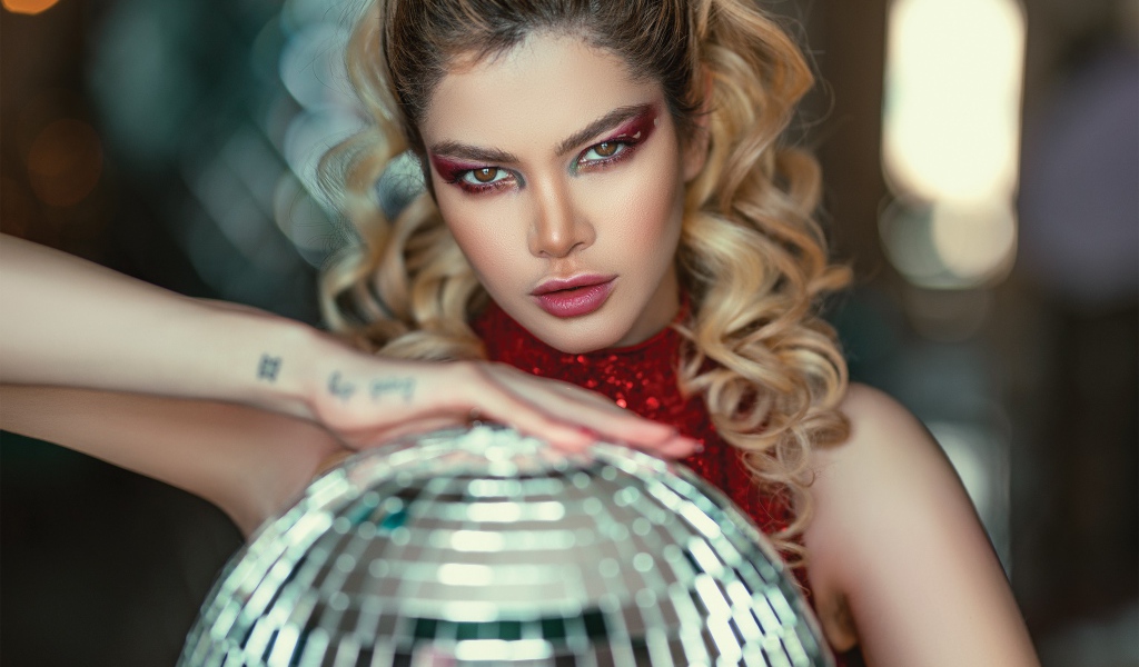 Красивая яркая блондинка с шаром в руках