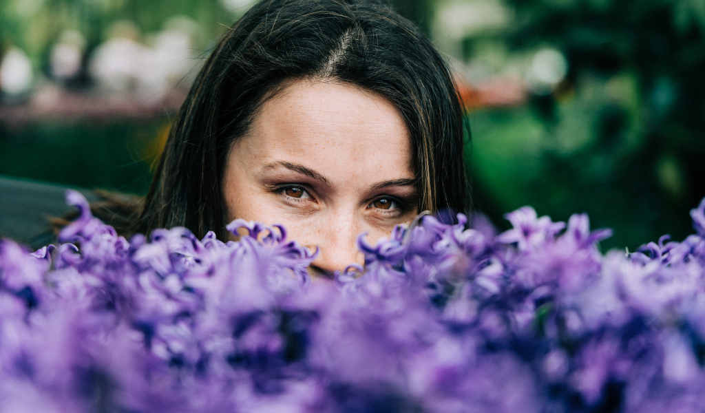 Красивая кареглазая брюнетка с цветами гиацинта