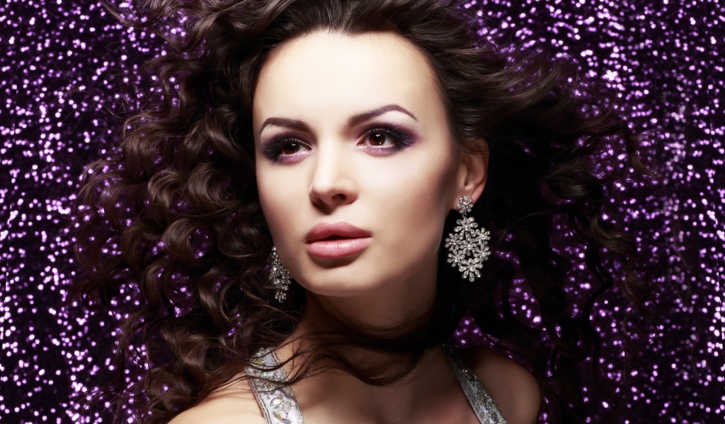 Красивая шатенка на блестящем фоне