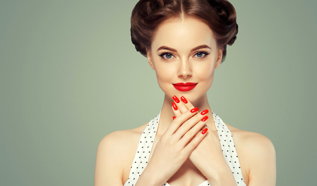 Красивая шатенка с яркими красными ногтями