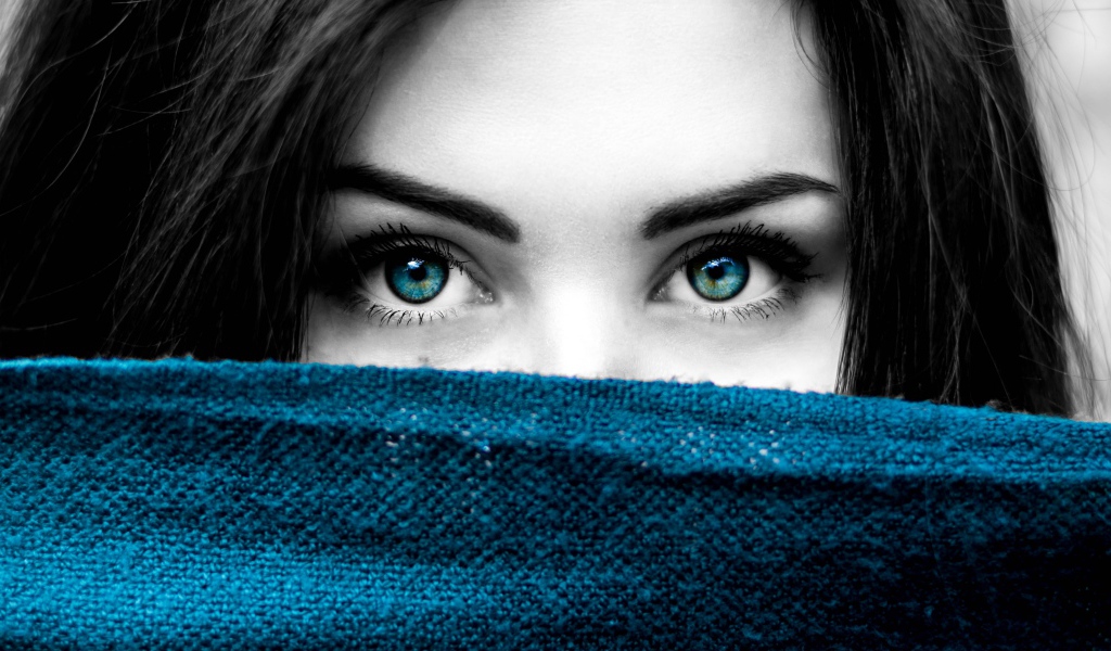 Красивые глаза девушки крупным планом 