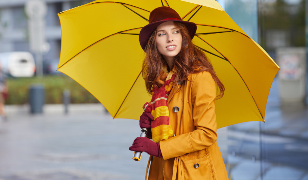 Красивая девушка в пальто с зонтом 