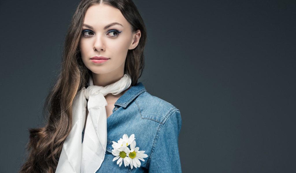 Красивая девушка в джинсовой куртке с шарфом на шее 