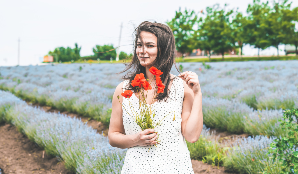 Красивая девушка в платье с букетом маков