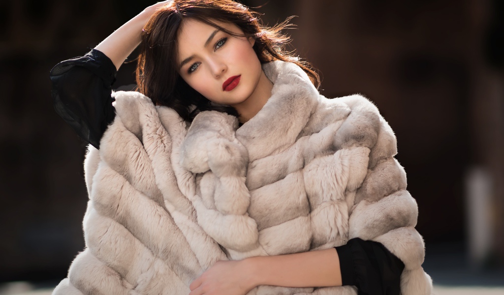 Красивая девушка в шубе 