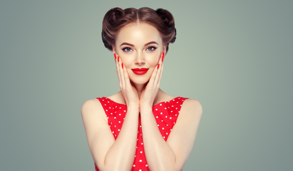 Красивая девушка в красном платье в горошек