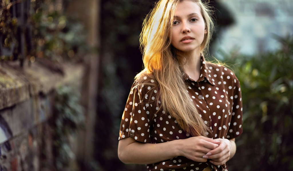 Красивая девушка в рубашке в горох 