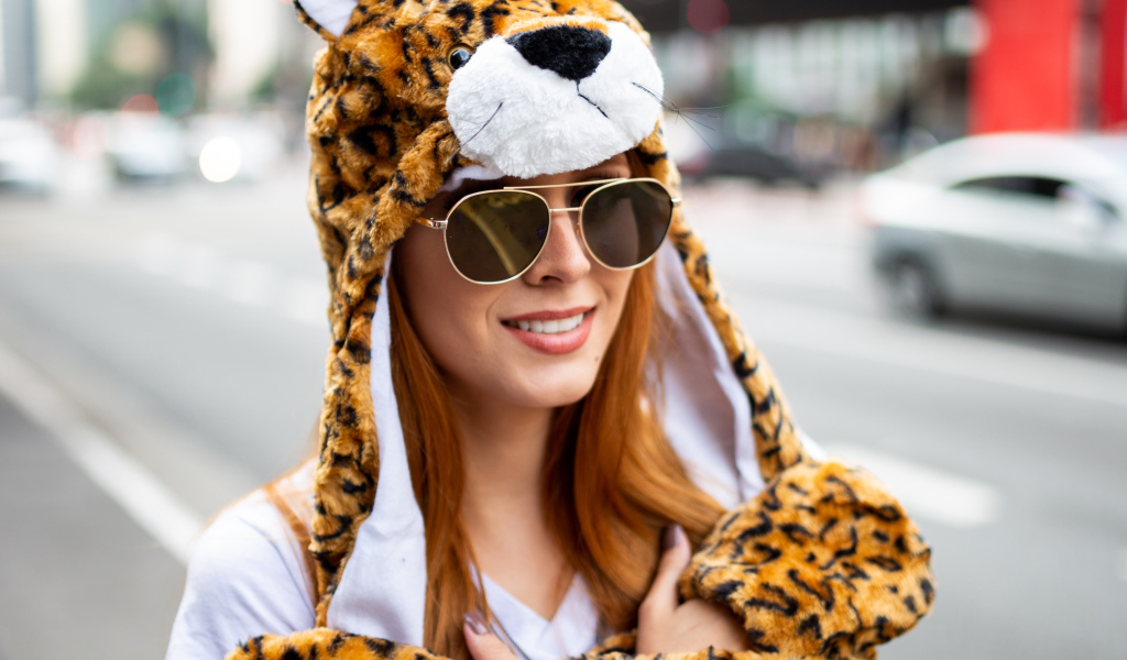 Красивая девушка в очках в смешной шапке