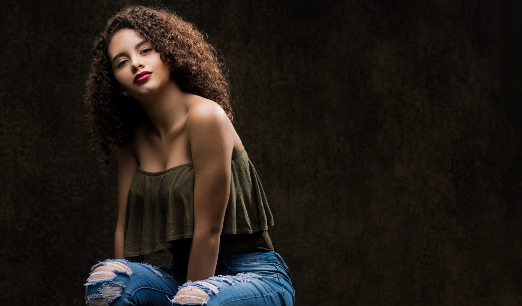 Красивая девушка в модных джинсах 