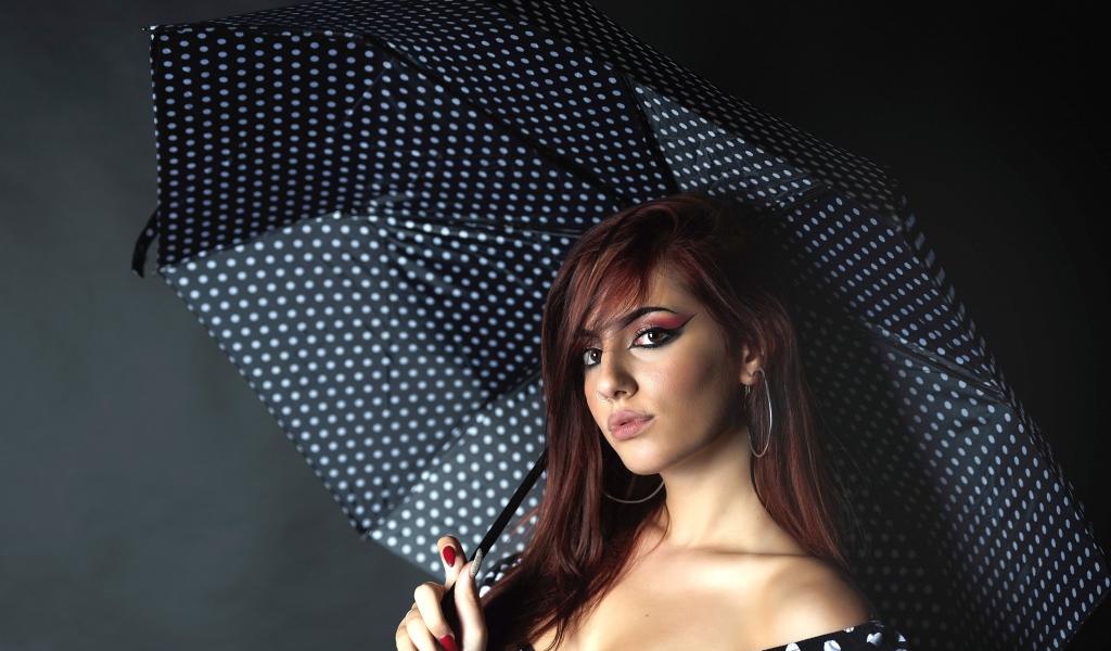 Красивая девушка под большим зонтом