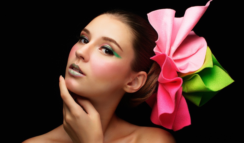 Красивая девушка с бантом в волосах на черном фоне